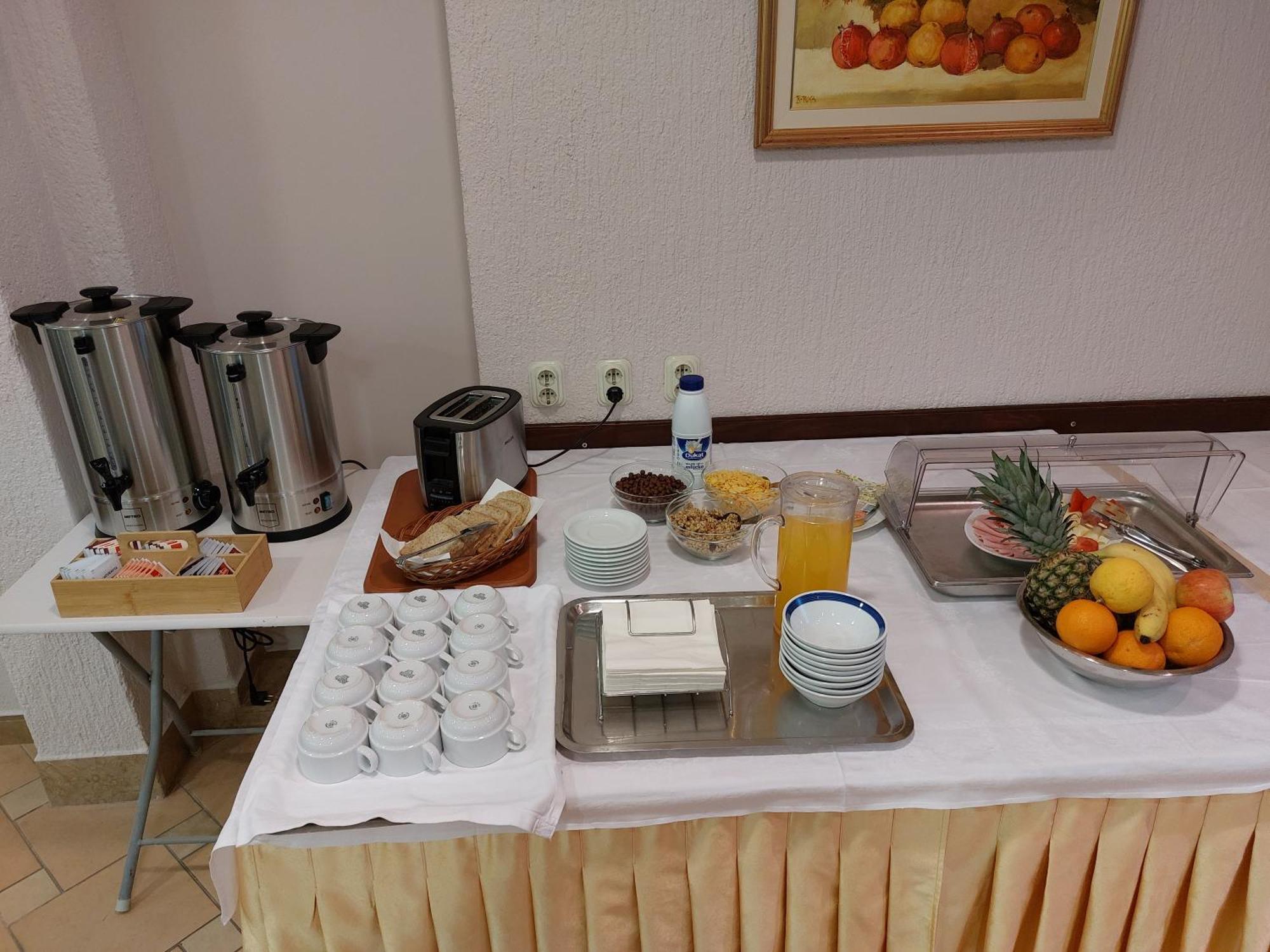 Bed And Breakfast Ivona Baška Voda エクステリア 写真